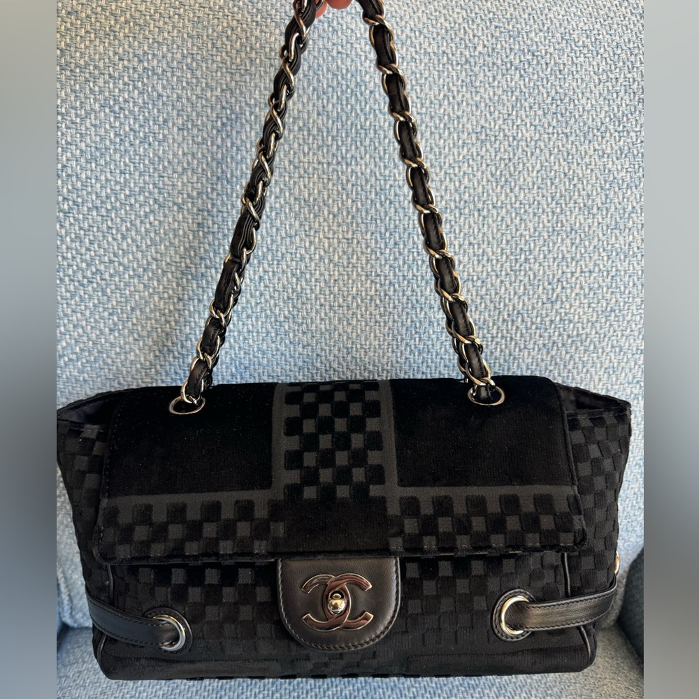 Black velvet Chanel